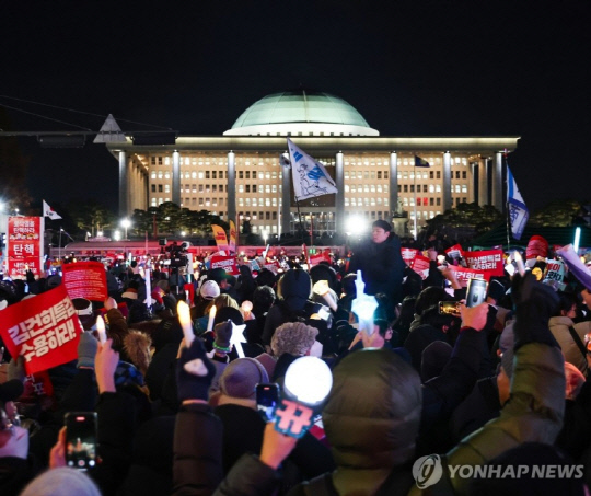 7일 오후 서울 여의도 국회 앞에서 열린 '내란죄 윤석열 퇴진! 국민주권 실현! 사회대개혁! 범국민촛불대행진'에서 참석자들이 촛불을 들고 있다. 연합뉴스